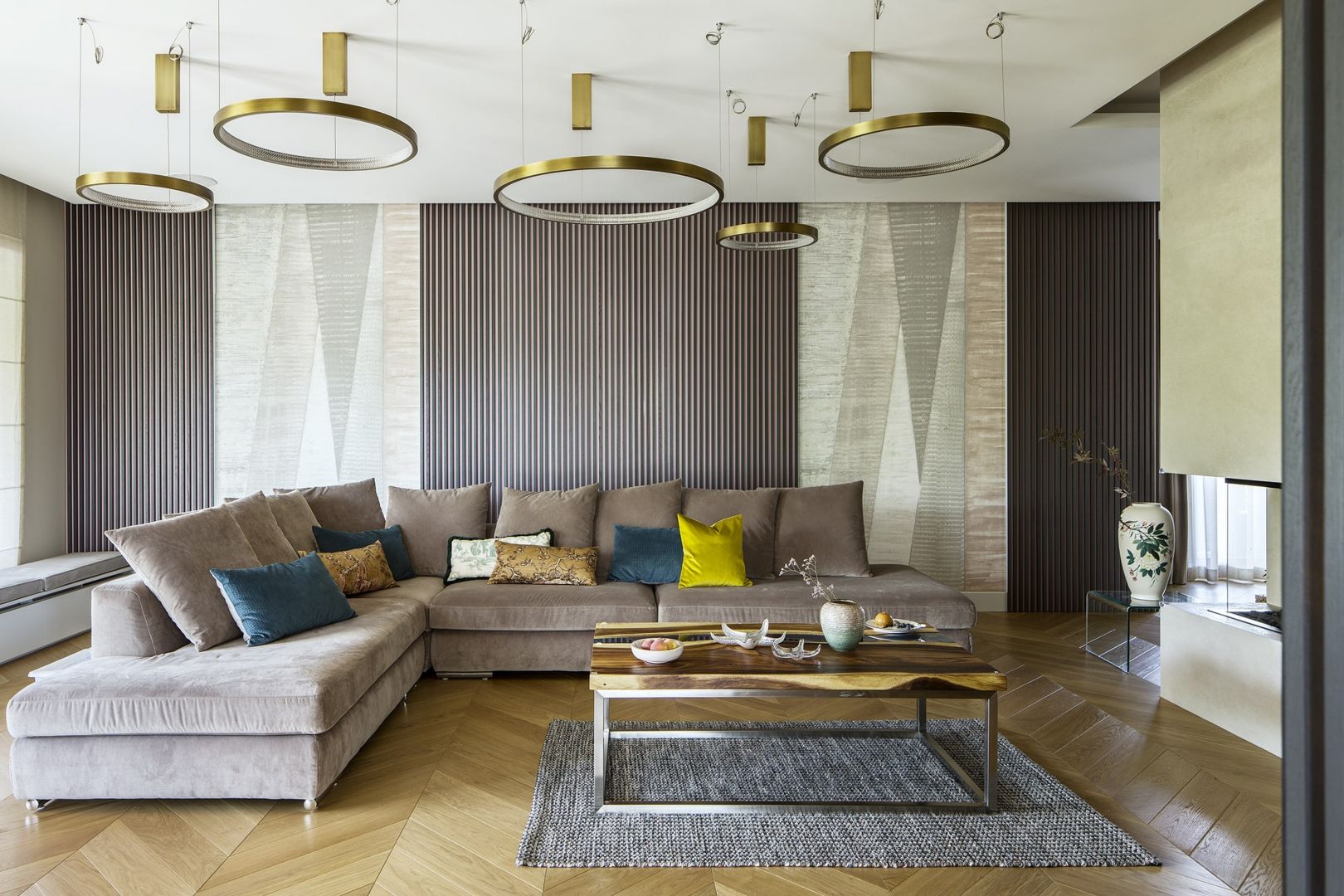 Welur to materiał modny i ponadczasowy, który idealnie nadaje się na tapicerkę mebli wypoczynkowych, ale też zasłony czy dekoracyjne poduchy. Projekt Tissu Architecture fot. Yassen Hristov