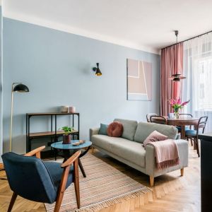 Prosty, nowoczesny fotel w małym salonie. Projekt i stylizacja wnętrza: Ola Dąbrówka, pracownia Good Vibes Interiors. Fot. Marcin Mularczyk