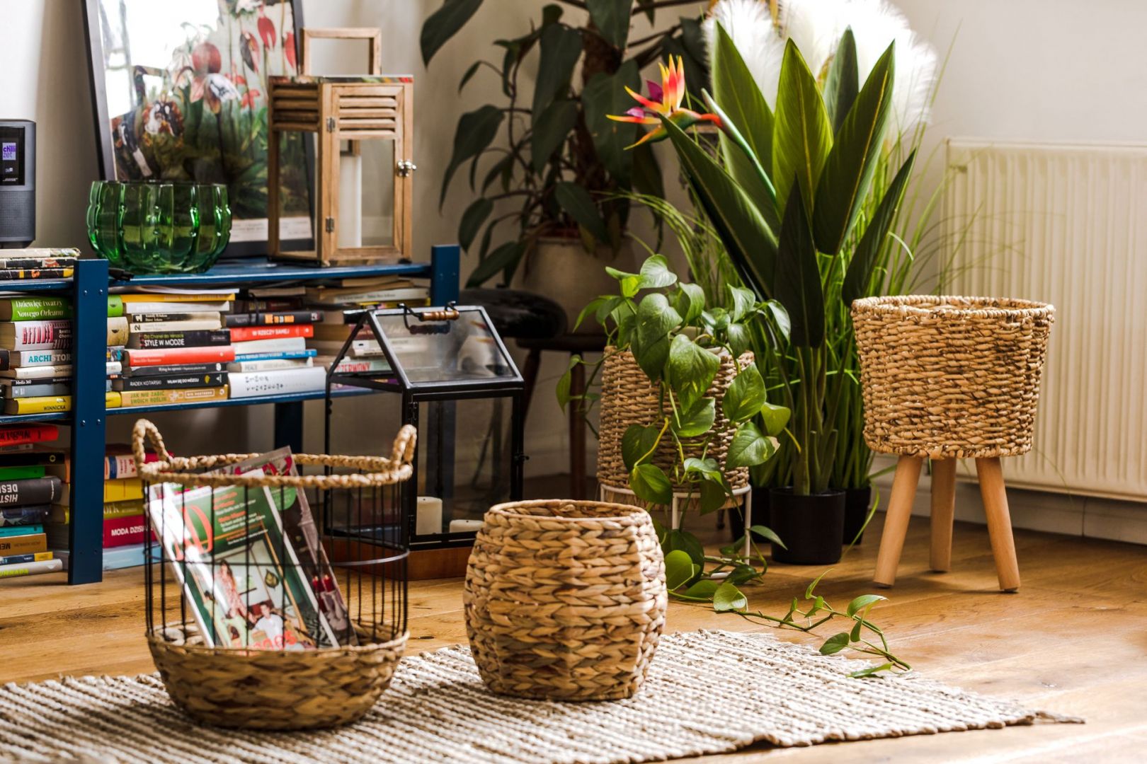 W kolekcji Tropical Plants od Home&You znajdziesz elementy wyplatane z morskiej trawy, rattanu i liści bananowca, a także drewno akacji, bambusa czy jesionu. Fot. Home&You