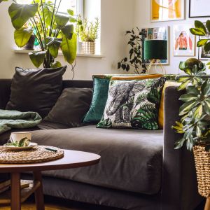 W kolekcji Tropical Plants od Home&You znajdziesz elementy wyplatane z morskiej trawy, rattanu i liści bananowca, a także drewno akacji, bambusa czy jesionu. Fot. Home&You