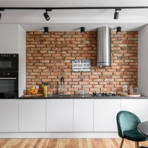 Należy jednak pamiętać, że wyznaczenie kilku stref w jednym pomieszczeniu wymaga bardzo dobrego planowania. Projekt Magdalena i Robert Scheitza, pracownia SHLTR Architekci 