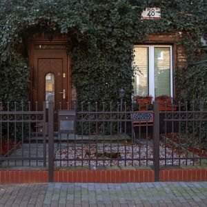 Nowoczesne Ogrodzenie Frontowe Jantar dobrze współgra przede wszystkim z klasycznymi formami architektonicznymi. Fot. Plast-Met Systemy Ogrodzeniowe