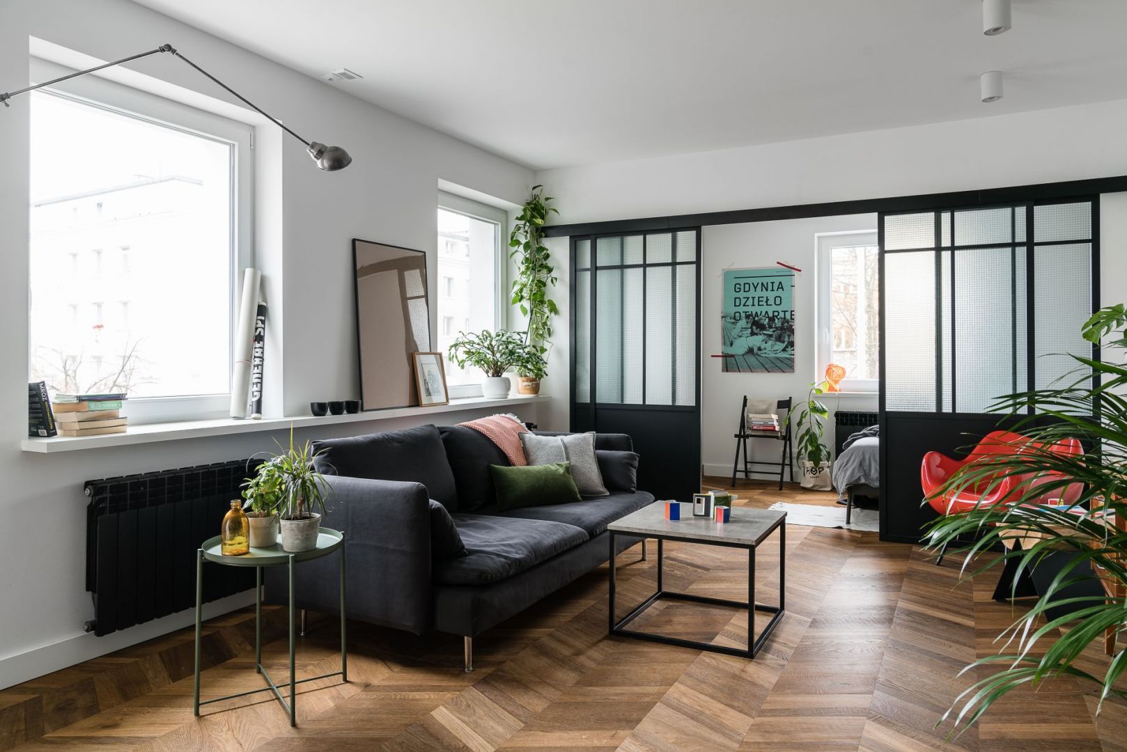 Podłoga w salonie w jodełkę. Projekt Katarzyna Piechowiak, Magdalena Hass, pracownia and.home. Zdjęcia Katarzyna Seliga Wróblewska, Marcin Wróblewski/Fotomohito