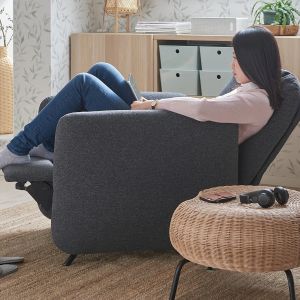 Fotel rozkładany Ekolsund można ustawić w 3 pozycjach - prosto, odchylony do tyłu i całkowicie rozłożony - dzięki czemu można go łatwo dopasować do różnych czynności w domu. Cena: 1199 zł. IKEA

