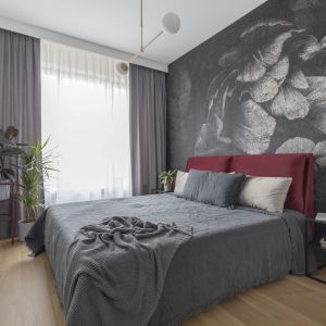 Efektowna tapeta na ścianie za łóżkiem w sypialni. Projekt Naboo fot. Pion Poziom