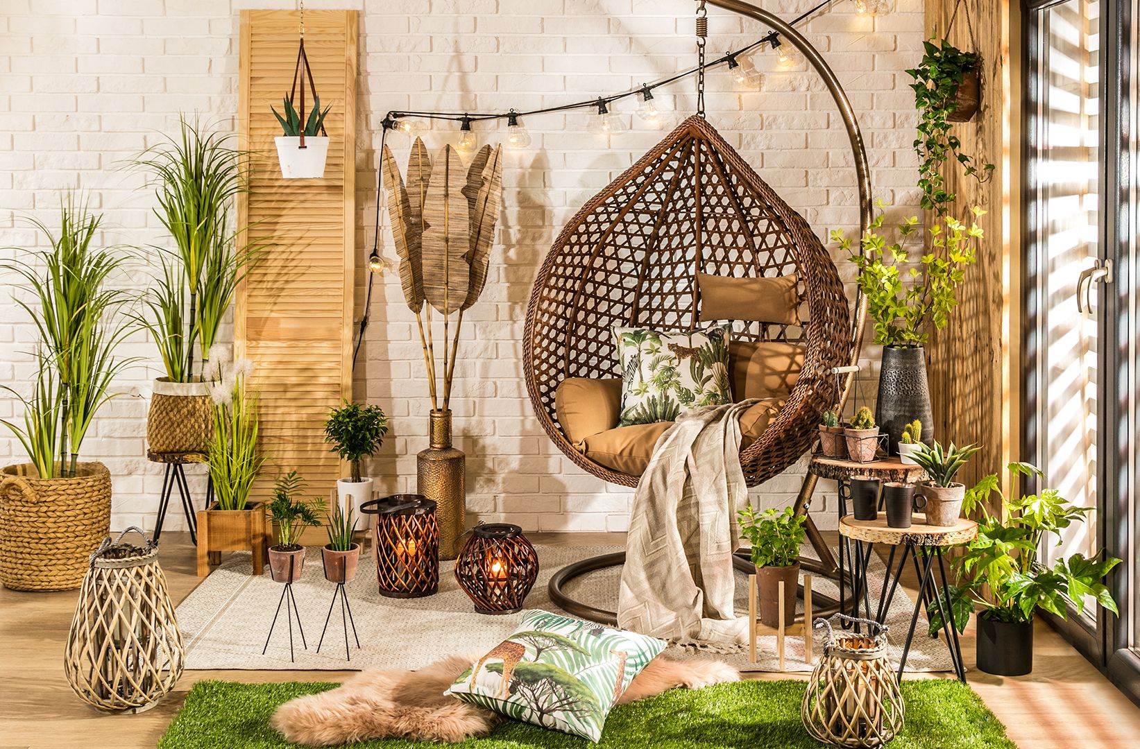 Fotel wiszący na taras Wallando z brązowym siedziskiem. Dostępny w ofercie Salonów Agata. Fot. Salony Agata