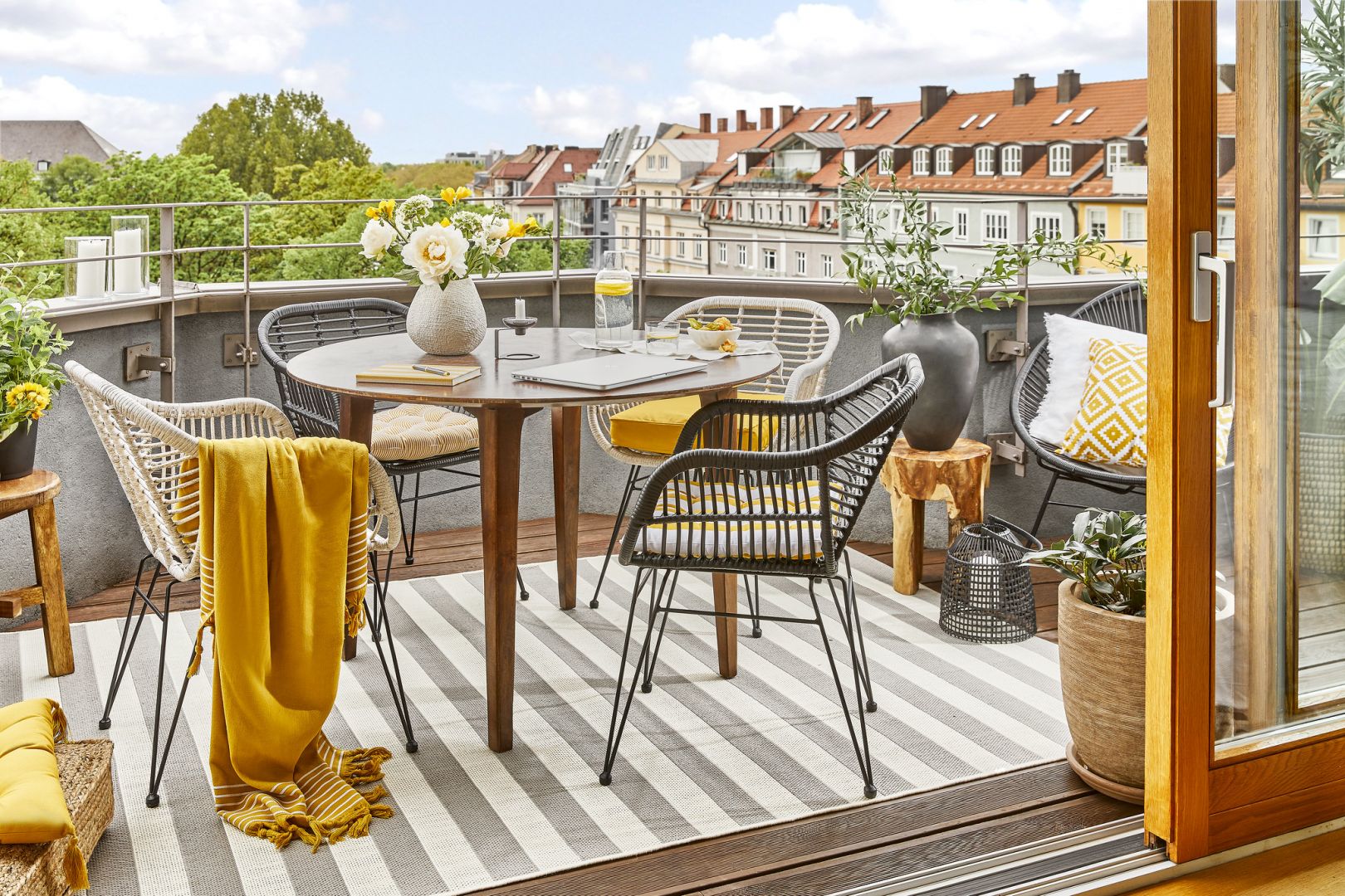 Mały miejski balkon w stylu boho. Fot. WestwingNow.jpg
