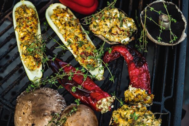 Pomysł na wege grill: warzywa z kaszą jaglaną