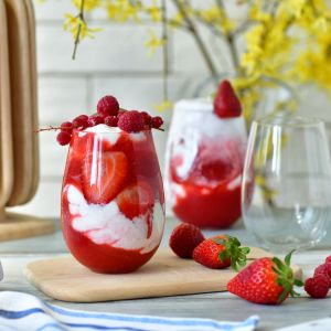 Wysokie szklanki z kolekcji Harmony, których pękaty kształt i stabilne dno pozwoli przygotować fit desery, składające się z różnych warstw. Fot. Krosno Glass 