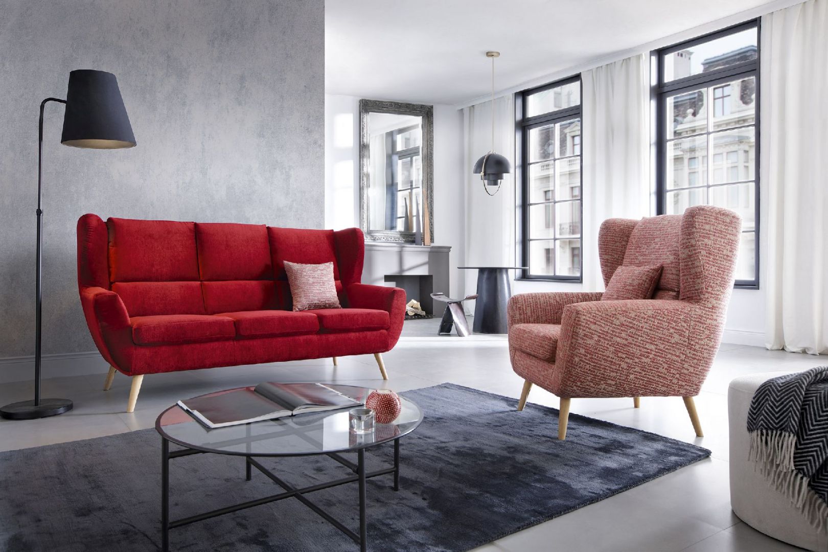 Kolorowa sofa i fotel do salonu z kolekcji Forli. Fot. Gala Collezione