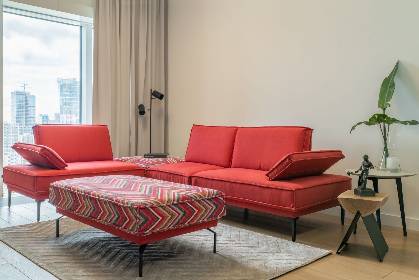 Sofa i fotel do salonu w czerwonym kolorze z kolekcji Milan. Fot. Gala Collezione
