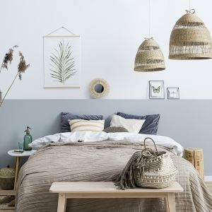 Świetnym pomysłem na aranżację sypialni w letnich klimatach będzie połączenie bieli i delikatnego, chłodnego odcienia Promenade z palety Beckers Designer Collection.