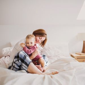 Sposobem na zbudowanie sielankowej atmosfery w sypialni, tworzącej harmonię i pozwalające głębiej oddychać nawet w upalne dni, będzie połączenie naturalnego drewna z delikatnym kolorem ścian Cotton Candy z kolekcji Beckers Designer Colour.