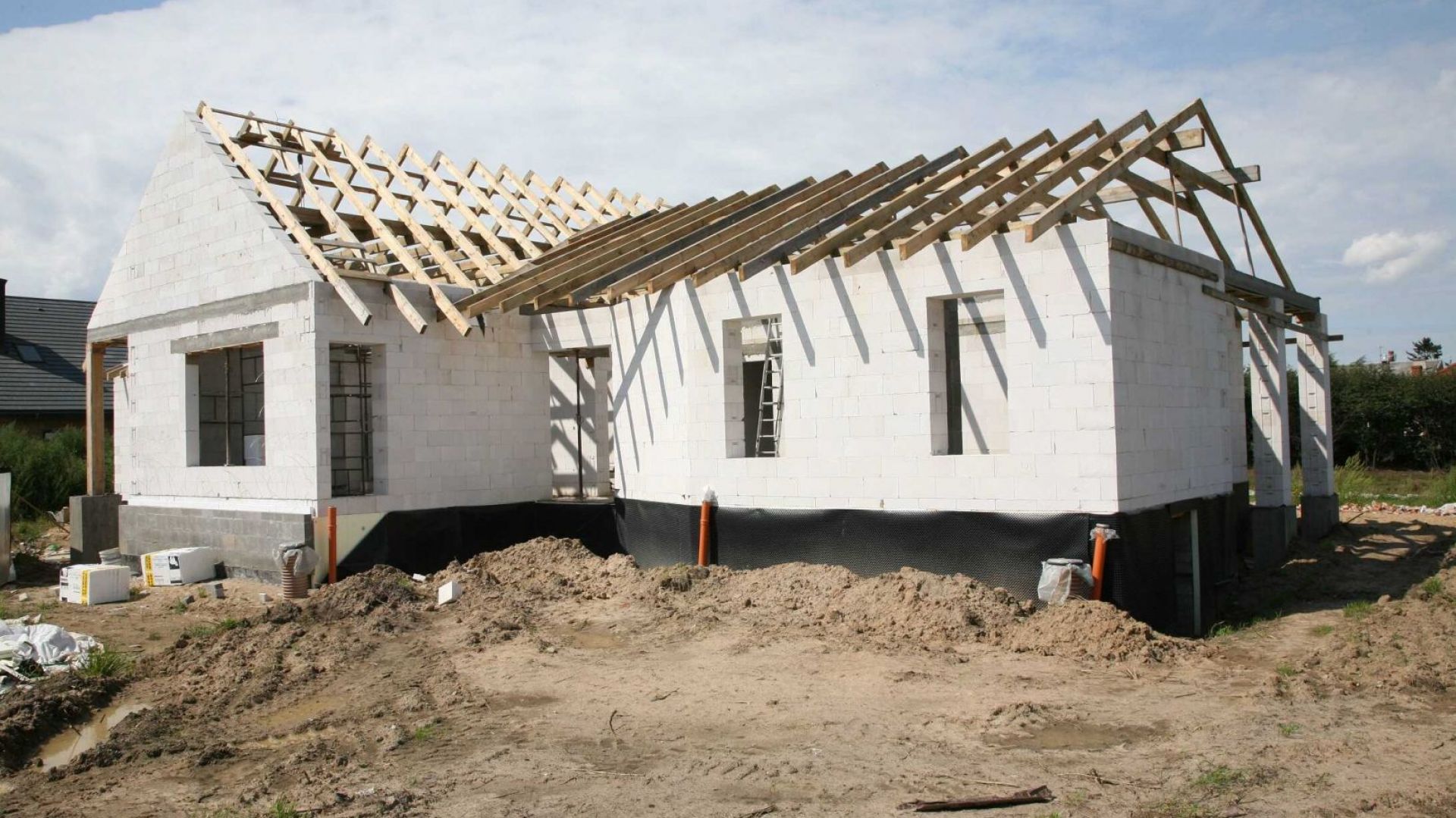 Budowa domu. Poznaj zalety ścian z bloczków silikatowych!