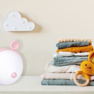 Lampka MIKI dostępna jest w dwóch kolorach: pastelowym różu oraz błękicie. Świetnie sprawdzi się zarówno w pokoju dziewczynki, jak i chłopca. PIGI – jak na świnkę przystało – jest różowa i bardzo urocza. Przypadnie do gustu zarówno młodszym dzieciom, jak i lubującym się w gadżetach nastolatkom.