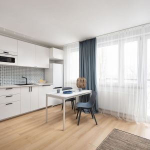 Ściana nad blatem w kuchni wykończona jest kolorowymi płytkami o ładnym, dynamicznym wzorze. Projekt i stylizacja: Ola Dąbrówka, pracownia Good Vibes Interiors. Fot. Mikołaj Dąbrowski