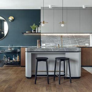 Ścianę nad blatem w kuchni zdobi szary marmur bardiglio. Z tego samego materiału wykonane są także blaty. Projekt: Marta i Michał Raca, Raca Architekci. Fot. Tom Kurek