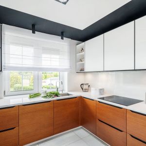 Ściana nad blatem w kuchni wykończona jest szkłem w białym kolorze. Projekt: Magdalena Kaczmarka, mDesignStudio. Współpraca: Dekorian Home. Fot. Artur Krupa