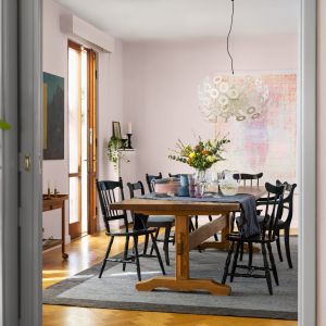 Ściany w jadalni pomalowano farbą Beckers Designer w kolorze Powder Pink. Fot. Beckers