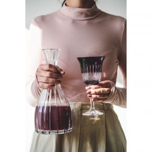 Kryształowy kieliszek STELLUM w modnym fioletowym kolorze. Cena: ok. 390 zł/6 szt., Huta Julia, juliacrystal.com