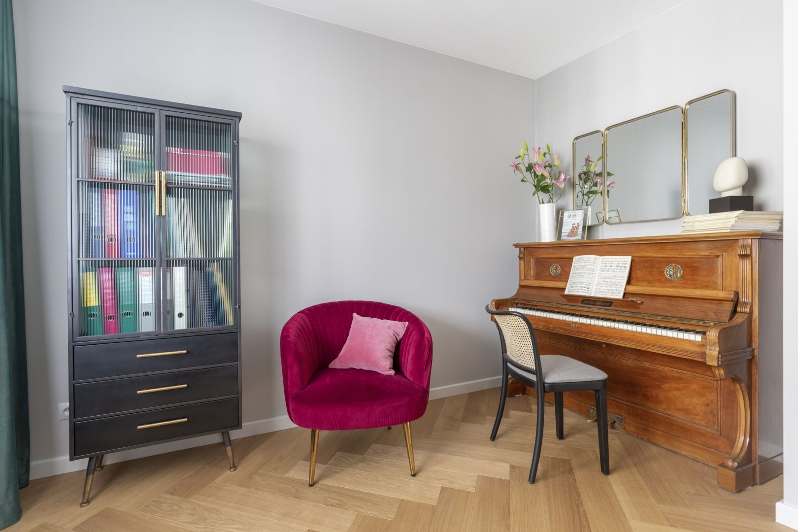 W apartamencie znalazł się także gabinet, w którym stanęło pianino właścicielki oraz biblioteczka i wygodny, burgundowy fotel.Projekt Decoroom Fot. Pion Poziom