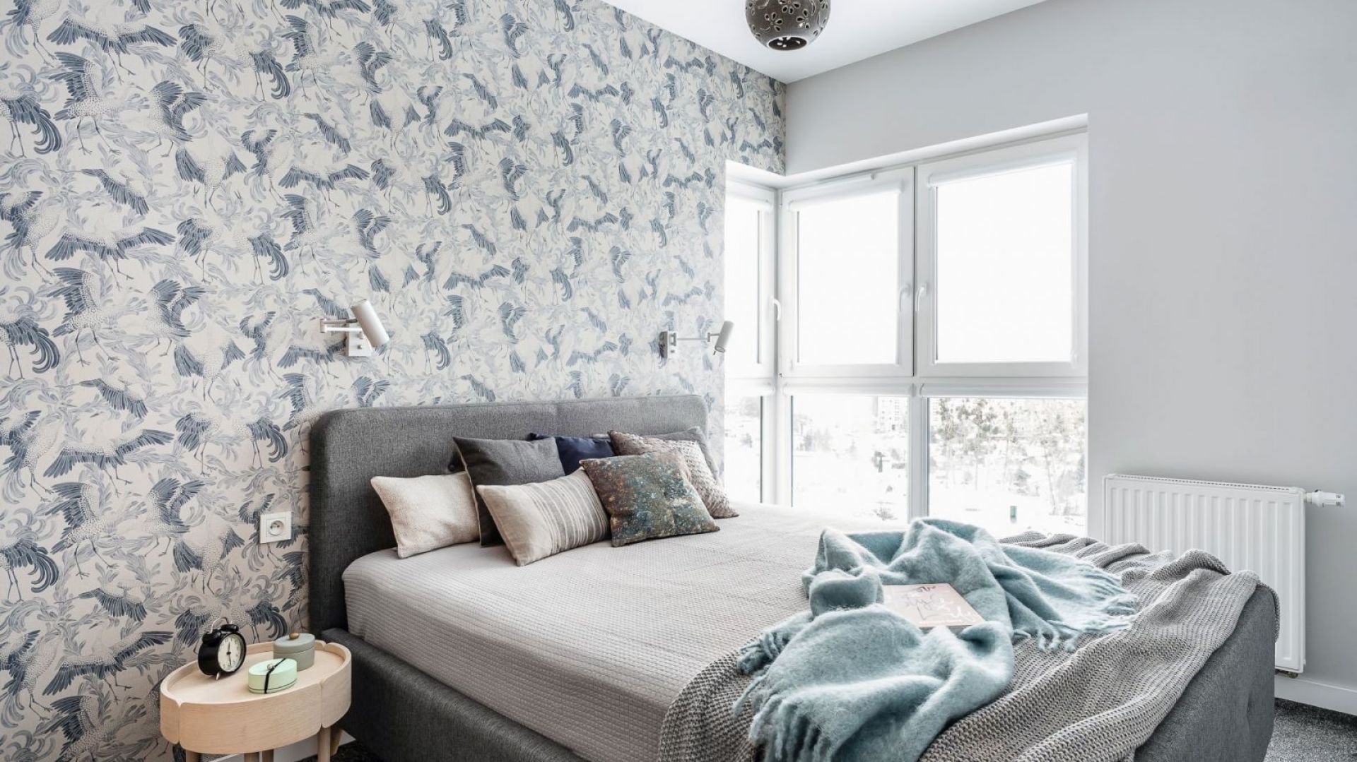 Ściana za łóżkiem w sypialni: 10 pomysłów na tapetę. Piękne inspiracje!