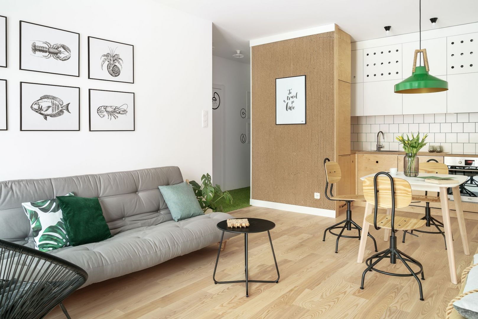 Tło dla innych elementów wystroju z powodzeniem stworzą utrzymane w jasnych kolorach ściany, podwieszane sufity, a także podłoga. Projekt Maka Studio (Daria Pawlaczyk, Aleksandra Kurc). Fot. Tom Kurek