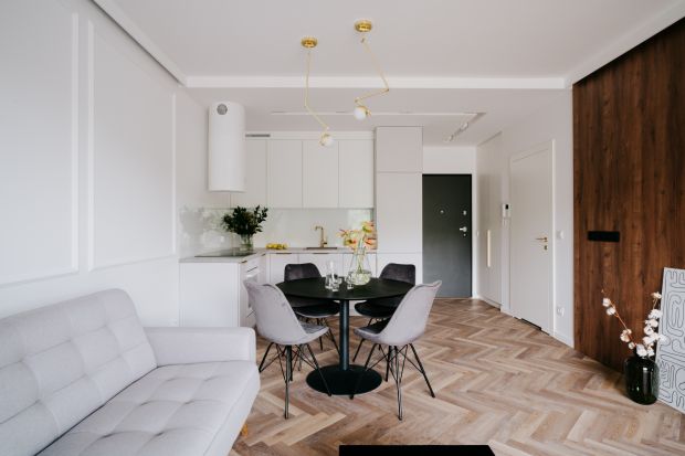 Mieszkanie, choć niewielkie (45 m²), jest bardzo funkcjonalne i efektowne. Wnętrze w stylu moder classic, przełamanego gdzieniegdzie kontrastami, takimi jak ciemne drewno czy elementy industrialne. Zachwyca czystością formy i starannie dobranym wy