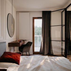 Zarówno w salonie, jak i w sypialni zaprojektowana została sztukateria ścienna, będąca nieodłącznym elementem stylu modern classic. 