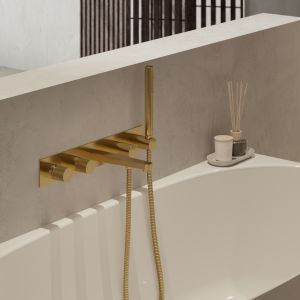 Bateria wannowa podtynkowa OMNIRES CONTOUR, ze zintegrowaną rączką prysznicową, intryguje ekstrawagancką formą o surowym, a zarazem subtelnym i eleganckim charakterze. Symetryczna forma baterii perfekcyjne współgra z wanną, tworząc harmonijną kompozycję. Fot. Omnires