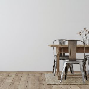 Poszukując odcienia, który skomponuje się z designerskimi krzesłami w kolorze niebarwionej blachy, warto postawić na odcień Silver Blue. Fot. Beckers Designer Collection