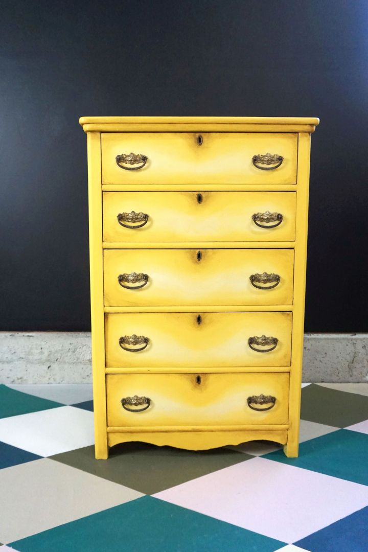 Komoda po renowacji pomalowana farbami Chalk Paint Annie Sloan w odcieniach Tilton i Cream