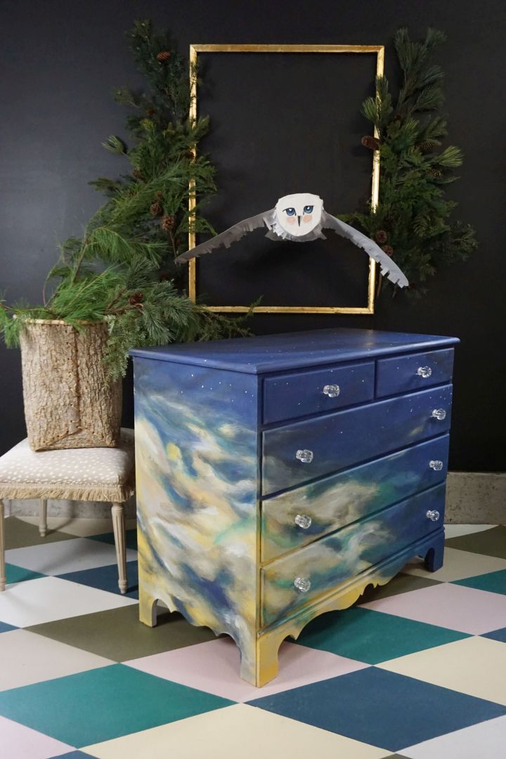 Szafka po metamorfozie pomalowana farbami Chalk Paint Annie Sloan wygląda jak skrawek nieba.