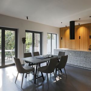 Industrialna willa na warszawskiej Saskiej Kępie. Projekt: arch. Bogdan Kulczyński, arch. Joanna Kulczyńska, Kulczyński Architekt. Zdjęcia: Tomasz Paczkowski