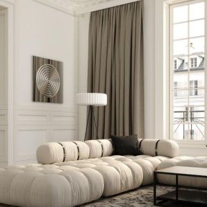 Wysokie wnętrza z dużymi przeszkleniami okiennymi doskonale nadają się, by urządzić je właśnie w tym stylu. W takie przestrzenie perfekcyjnie wkomponuje się sofa elegancka, pikowana, o zaokrąglonych kształtach, taka jak GIRO marki Absynth. 