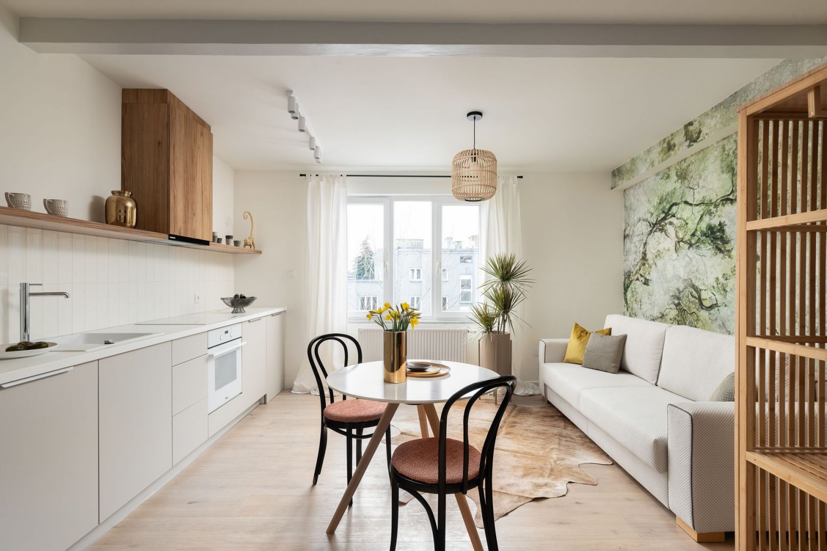 Możemy ją połączyć z salonem, dzięki czemu zyskamy dodatkową przestrzeń a kuchnia stanie się przestronna. Projekt Ola Dąbrówka, GOOD VIBES Interiors. Fot. Mikołaj Dąbrowski.