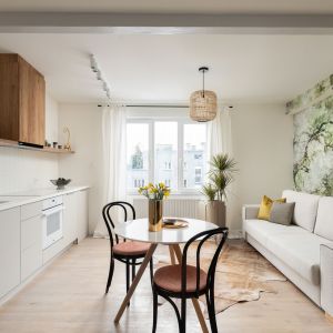 Możemy ją połączyć z salonem, dzięki czemu zyskamy dodatkową przestrzeń a kuchnia stanie się przestronna. Projekt Ola Dąbrówka, GOOD VIBES Interiors. Fot. Mikołaj Dąbrowski.