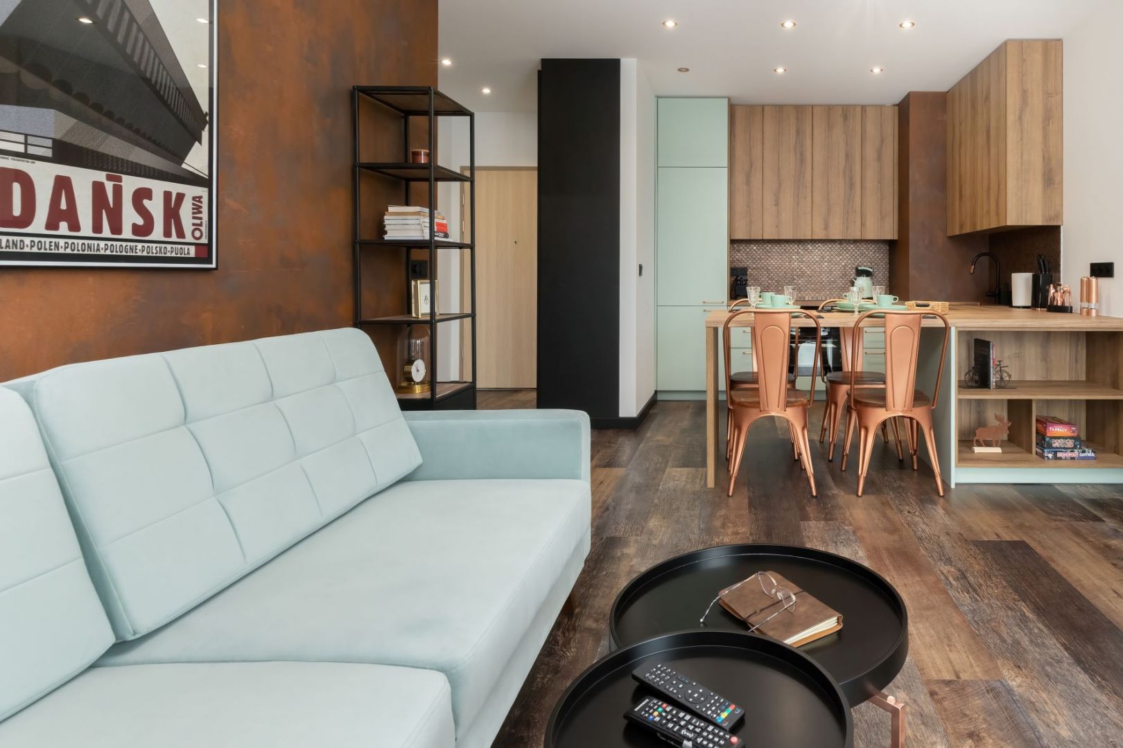 W mieszkaniu kolor miętowy łączy się z drewnem i kolorami metali. Projekt wnętrza: Aneta Subda. Zdjęcia:  STOLZ Photography Team dla Renters.pl. Współpraca: Dekorian Home