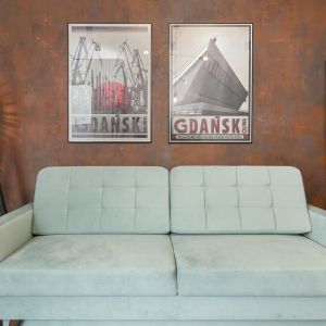 Prosta sofa w miętowym kolorze stanęła w salonie. Projekt wnętrza: Aneta Subda. Zdjęcia:  STOLZ Photography Team dla Renters.pl. Współpraca: Dekorian Home