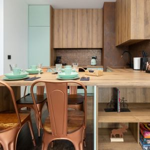 W mieszkaniu dominuje kolor surowego drewna zestawiony z jasną zielenią. Projekt wnętrza: Aneta Subda. Zdjęcia:  STOLZ Photography Team dla Renters.pl. Współpraca: Dekorian Home