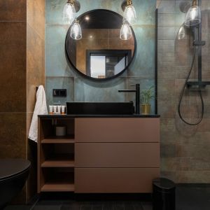 Pod prysznicem znajdziemy płytki polskiej marki Tubądzin, na podłodze i ścianach – produkty marki Caesar. Projekt wnętrza: Aneta Subda. Zdjęcia:  STOLZ Photography Team dla Renters.pl. Współpraca: Dekorian Home