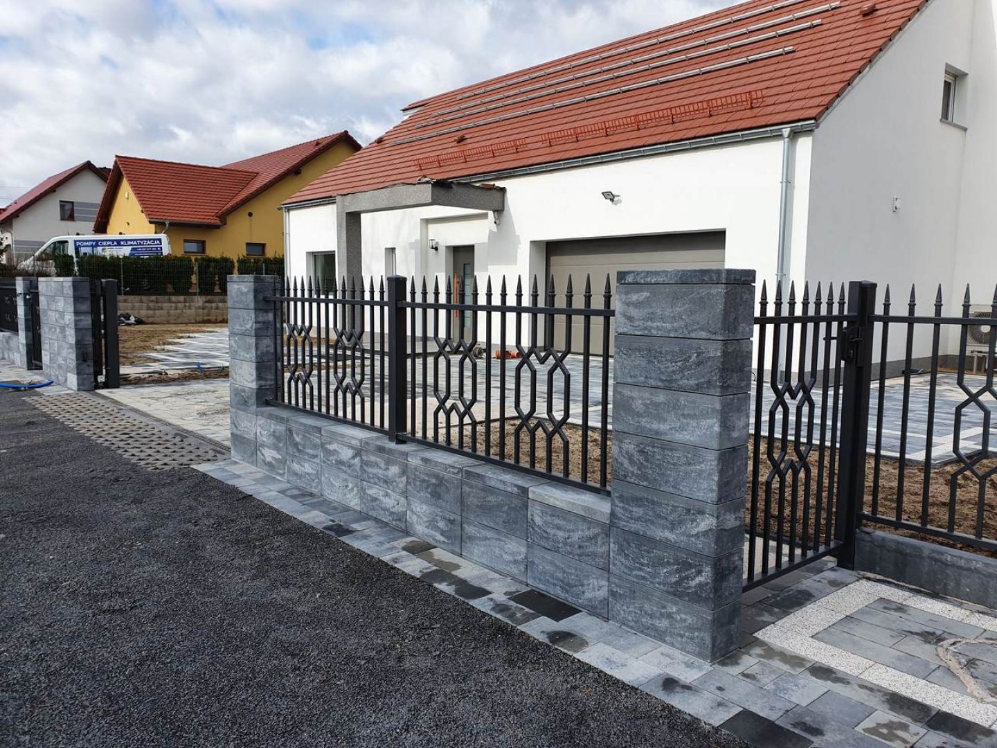 Najprościej prace koncepcyjne jest zlecić specjaliście od architektury krajobrazu, który przygotuje kompleksowy, profesjonalny projekt całego ogrodu. Fot. Plast-Met Systemy Ogrodzeniowe