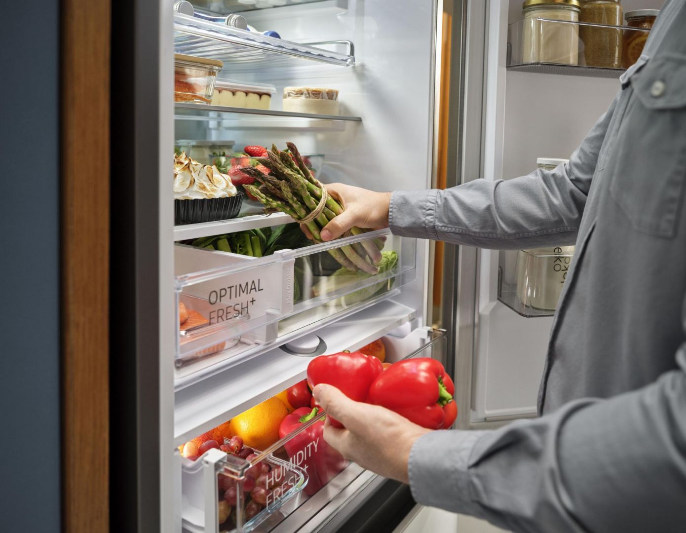 Spośród uczestników badania aż 48% twierdzi, że w lodówce brakuje im miejsca na produkty i pojemniki, a 41% z nich miewa problemy ze zmieszczeniem ciasta lub tortu. Fot. Samsung