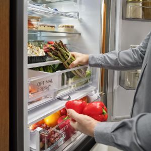 Spośród uczestników badania aż 48% twierdzi, że w lodówce brakuje im miejsca na produkty i pojemniki, a 41% z nich miewa problemy ze zmieszczeniem ciasta lub tortu. Fot. Samsung