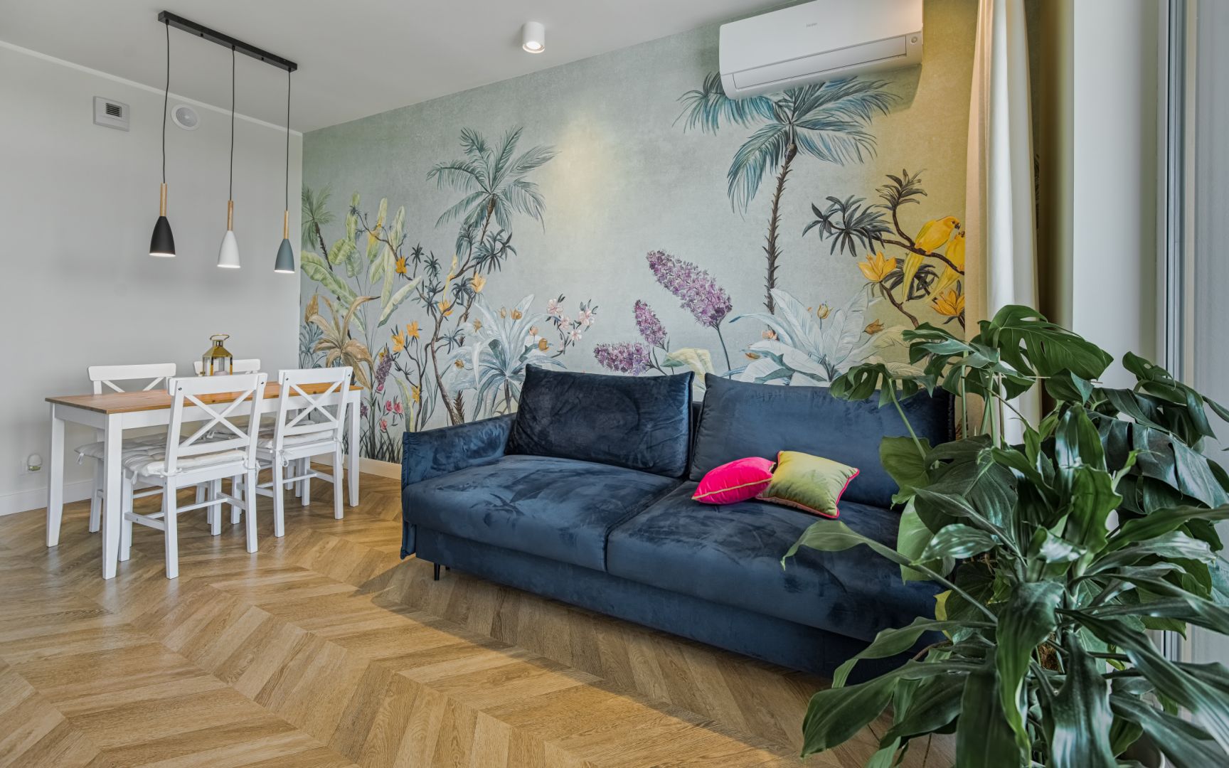 Ścianę w salonie zdobi piękny, bardzo oryginalny mural firmy Tecnografica. Projekt: Beata Ignasiak, pracownia Ignasiak Interiors. Fot. Grupa Deix