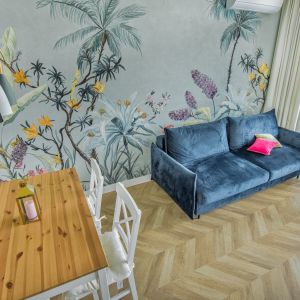 Podłoga w jodełkę pięknie komponuje się z wszelkimi kolorami we wnętrzu i nadaje mu oczekiwanej ponadczasowości. Projekt: Beata Ignasiak, pracownia Ignasiak Interiors. Fot. Grupa Deix