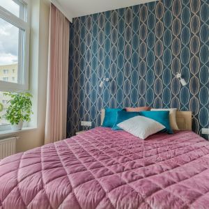 Mocnym element w aranżacji sypialni się jest tapeta zdobiąca ścianą za łóżkiem. Projekt: Beata Ignasiak, pracownia Ignasiak Interiors. Fot. Grupa Deix