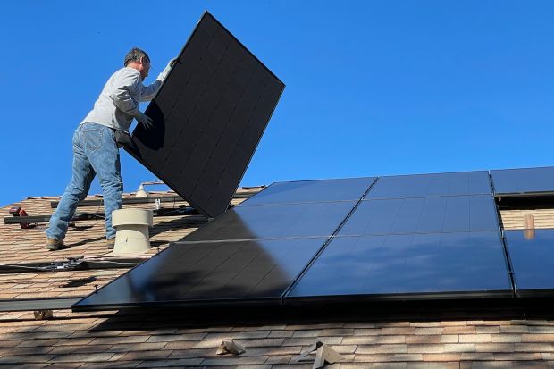 Polacy płacą za energię elektryczną prawie najwięcej w Europie. Z tego powodu, zaczęli szukać oszczędności. Czy montaż paneli fotowoltaicznych dalej się opłaca? Co się zmieni w 2021 roku i 2022 roku? Ile można oszczędzić? Jakie ulgi i dota