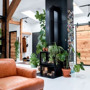 Światło słoneczne wpada do mieszkania także przez okna połaciowe. Projekt wnętrza: Szalbierz Design. Zdjęcia: Maja Musznicka Shine Studio 