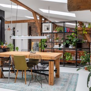 Wykonany własnoręcznie przez ojca inwestora drewniany stół. Projekt wnętrza: Szalbierz Design. Zdjęcia: Maja Musznicka Shine Studio 